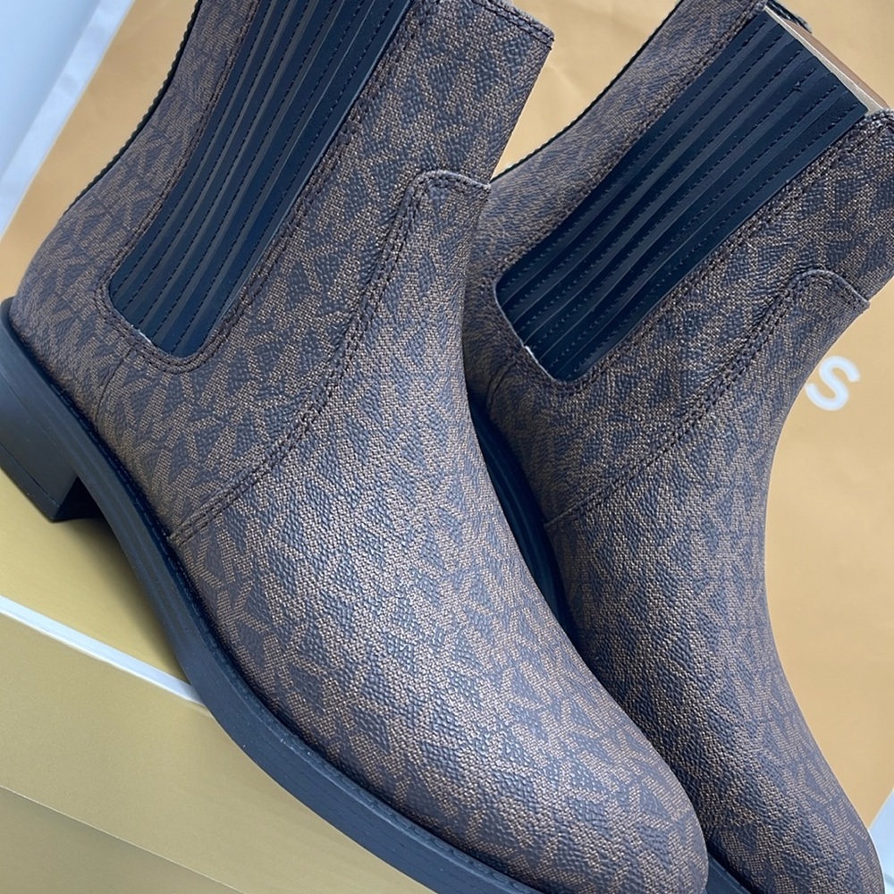 Michael Kors ELLA FLAT BOOTIE MK SIG SM
49F4ELFE5B
BROWN - Picture 5 of 16